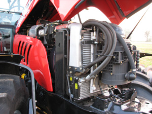Äntligen öppnas motorhuven på MF 7400-serien i framkant, men typiskt nog stannar stora sidostycken kvar nere. 