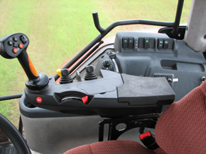 Trotts att traktorn har en semipowershift med två växellådor kör man den som en fullpowershift genom att stega upp och ner från växel 1–32 med de orange knapparna i körspaken. 