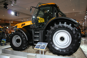 JCB Fastrac 7000-serien visades första gången år 2007 på Agritechnica. Då var Fastrac 7230 störst. Fastrac 7270 kom ut under 2009. 