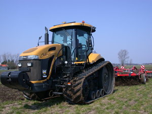 Rätt viktad ger bandtraktorn ungefär halva belastningen per kvadratcentimeter jämfört med en konventionell traktor med dubbelmontage runt om. 