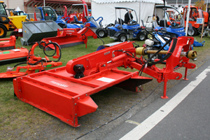 Fransgård FKR150 väger 775 kg och behöver en traktor på minst 4 000 kg. Två dubbelverkande uttag o ch ett kraftuttag behövs också. 