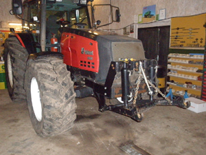 Projektarbete på lantbruksskolan resulterade i en praktisk frontlyft på traktorn. 