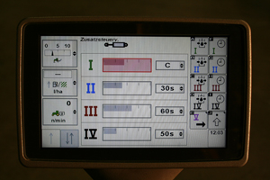Monitorn i höger armstöd är 7” och i färg. Den funkar inte till autostyrningen. 