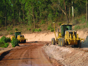 Större kapacitet med grävsystem på väghyvlar och bandschaktare vid vägbygge. 
