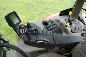 Körspaken och höger armstöd är det samma som i de exklusivare Case IH CVX med steglös transmission. Valt powershiftsteg visas i monitorn framför körspaken.