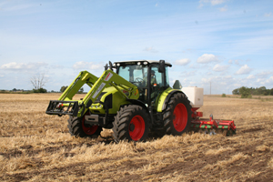 Claas Arion 420 CIS är en perfekt traktor för den mindre gården där den kan fungera både som liten och stor. Den passar bra för jordbearbetning och lastning. 
