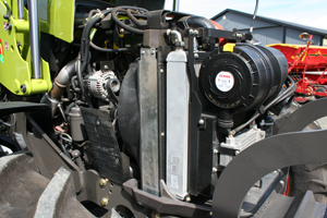 Motorn är tillverkad av John Deere och har luftfilter och kylare lättåtkomligt i fronten. 