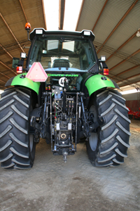 Traktorn har mekanisk hyttfjädring och hydrauliskt utskjut av lyftdragkroken som standard. 