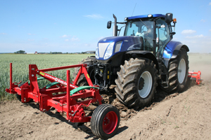 New Holland T7070 AutoCommand är en bra traktor som passar för tunga transporter eller som här för jordbearbetning. 