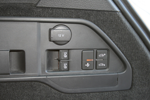 Till höger i bagaget sitter knappar för att fälla baksätena, fälla ut kroken eller nivåjustering av bilen.