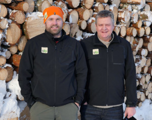 Skogsforums båda delägare Fredrik Reuter och Torbjörn Johnsen framför en värmländsk massavedsvälta.