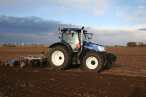 New Holland, normalt etta i Danmark, ligger just nu 24 traktorer efter John Deere. 