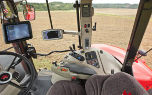 massey-ferguson-launch-autoguide-3000-factory-fit-and-free-c3000-touchscreen-terminal-mf7624_efficient_cab-c3000autoguide_5747_4968_125365