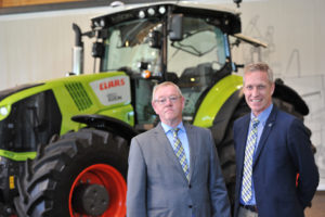 Uwe Lütkeschümer (t v), CLAAS Regional President Middle Europe, och Henrik Hesby, CLAAS Country Sales Manager för Sverige, ser samarbetet med Swedish Agro Machinery AB som mycket positivt för framtiden.