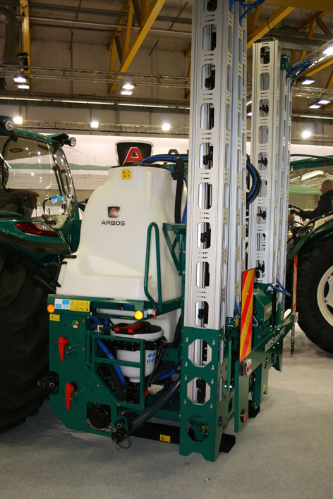 Arbos, ett företag med både italienska och kinesiska rötter, äger även traktormärket Goldoni och redskapstillverkaren MaterMacc. Inte helt olikt flera andra i branschen, försöker de bli en fulliner och visade upp en vitgrön växtskyddsspruta som följer ISOBUS-standarden.