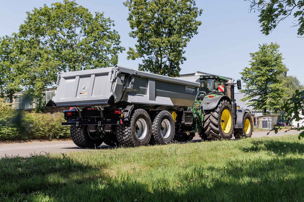 Smidig dumpervagn med hydraulisk tvångsstyrning Smidig dumpervagn med hydraulisk tvångsstyrning