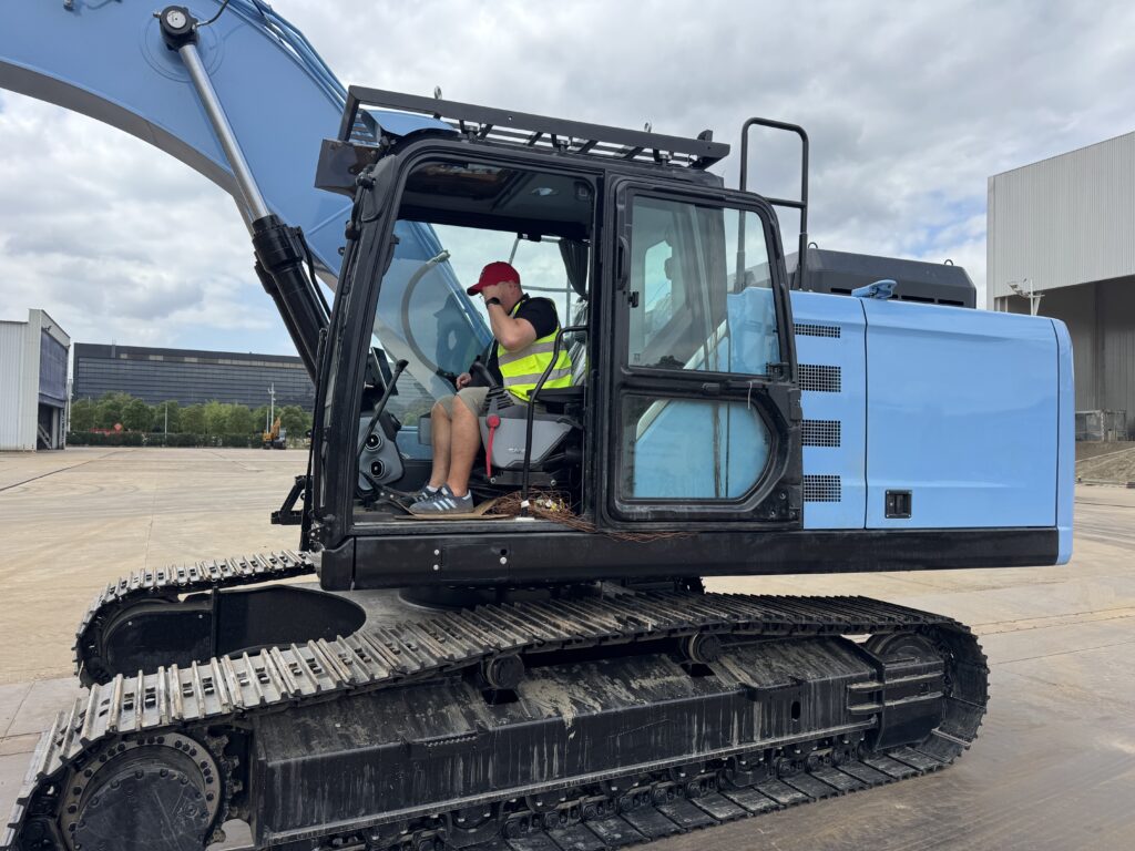 Eldrivna anläggningsmaskiner med 10 timmars körtid på en laddning från Kina.